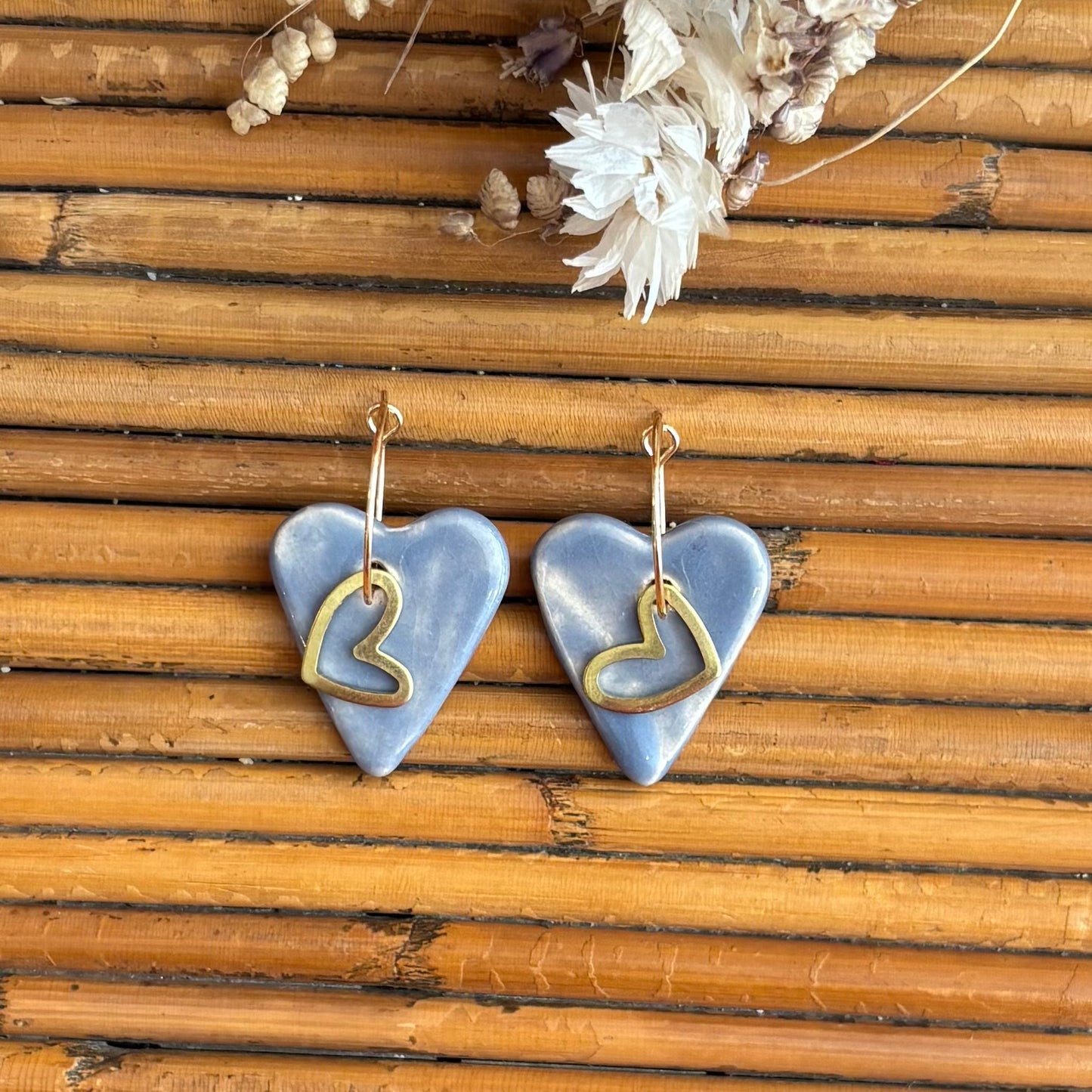 Boucles d'oreilles en céramique coeur nuance bleutée