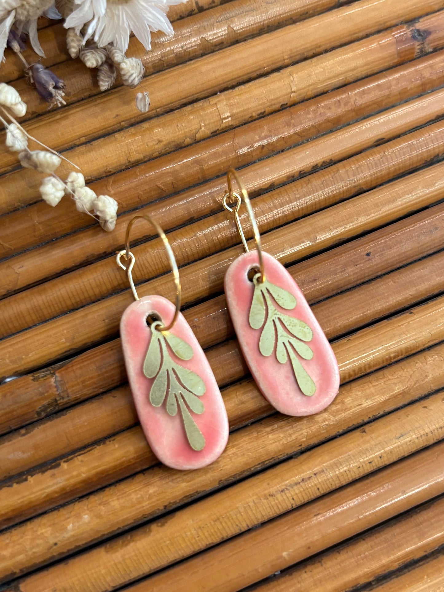 Boucles d'oreilles en céramique planche rose saumon
