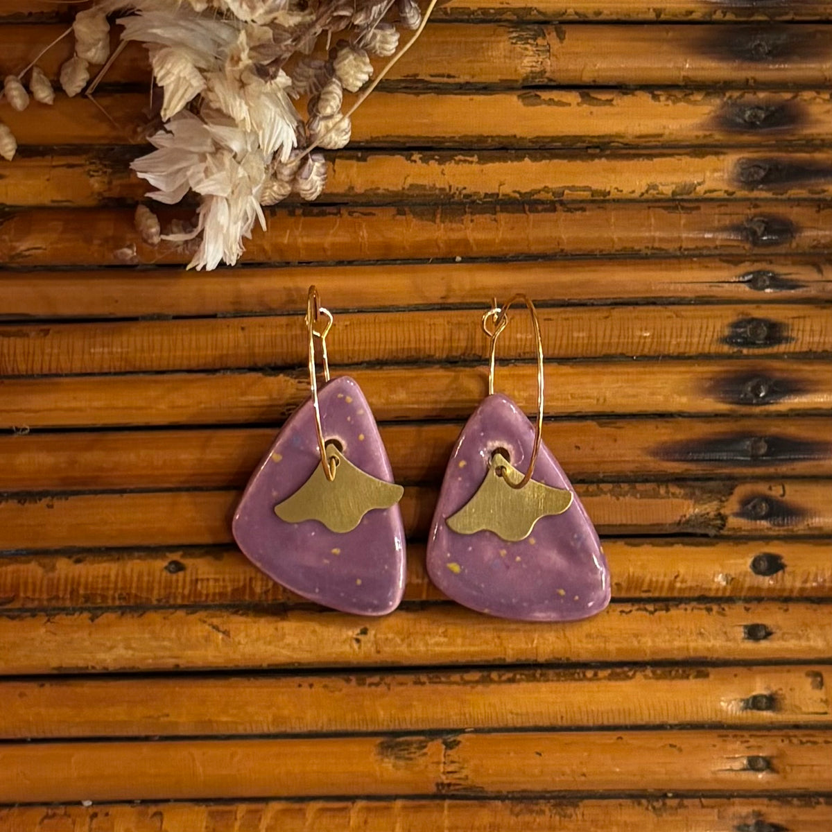 Boucles d'oreilles en céramique triangle mauve