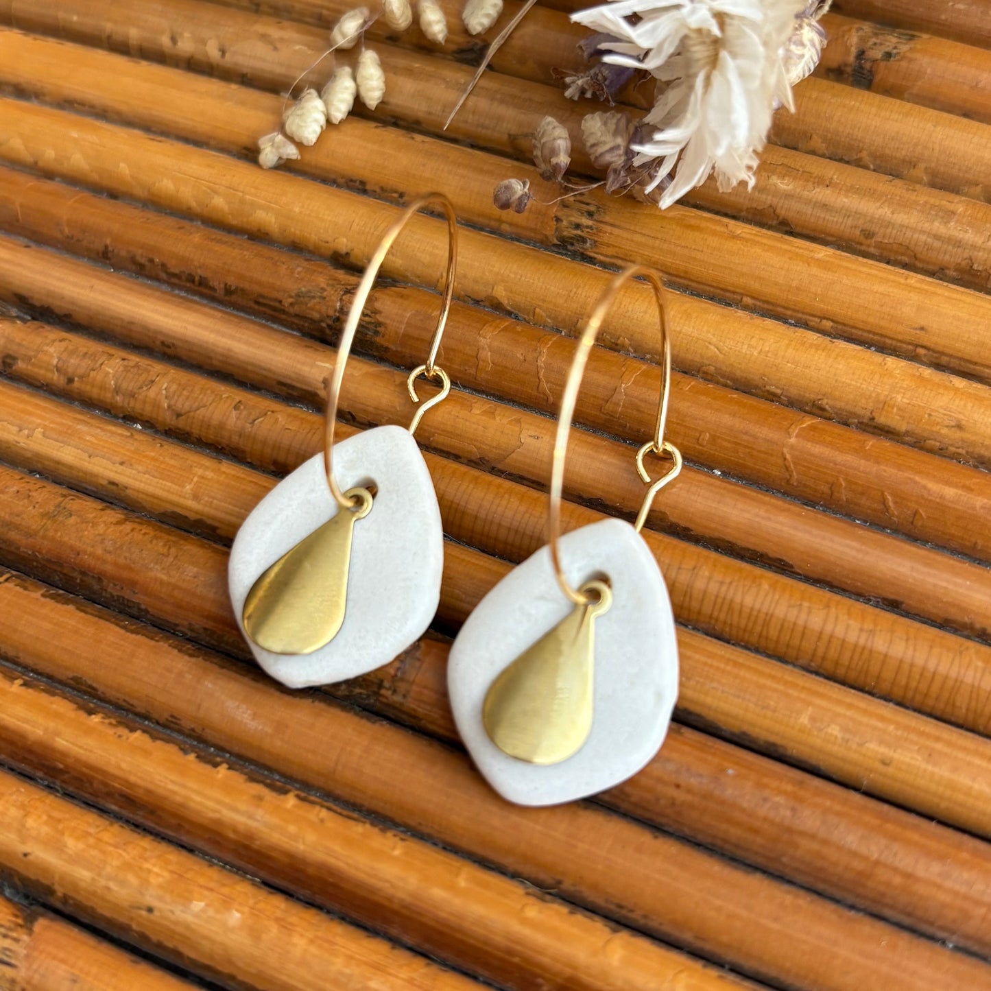 Boucles d'oreilles en céramique goutte blanche