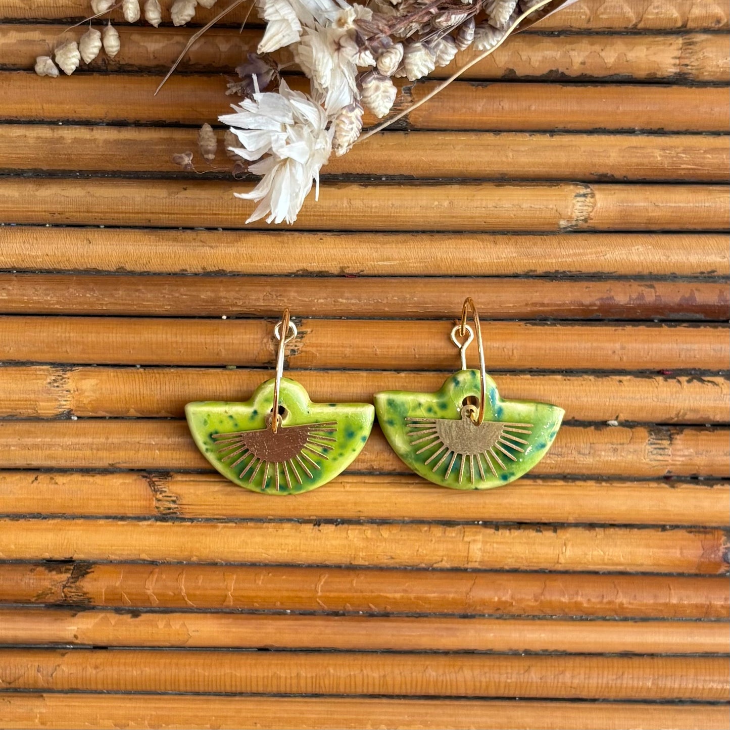 Boucles d'oreilles en céramique bascule verte à points et éventail