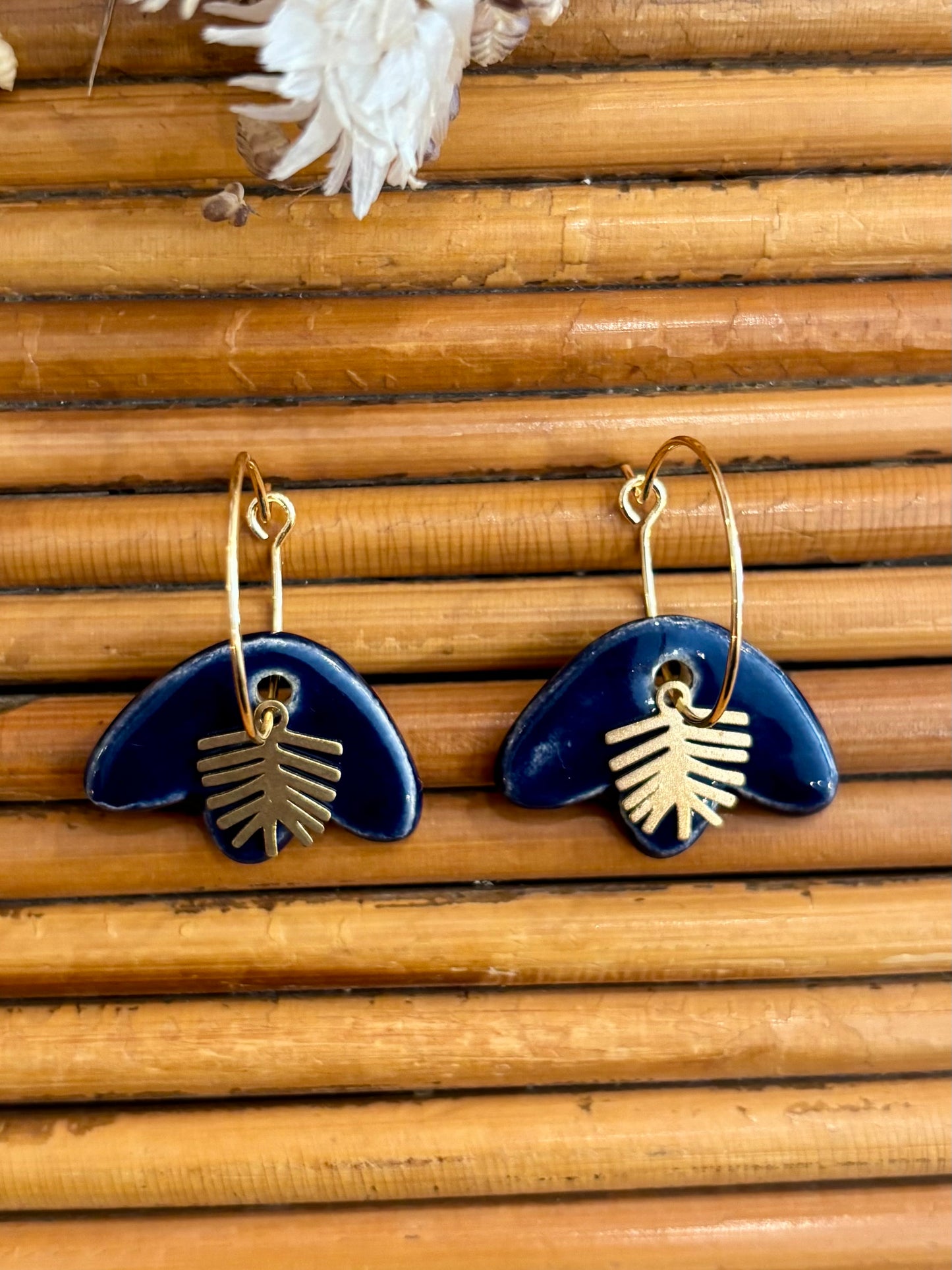 Boucles d'oreilles en céramique feuille bleu