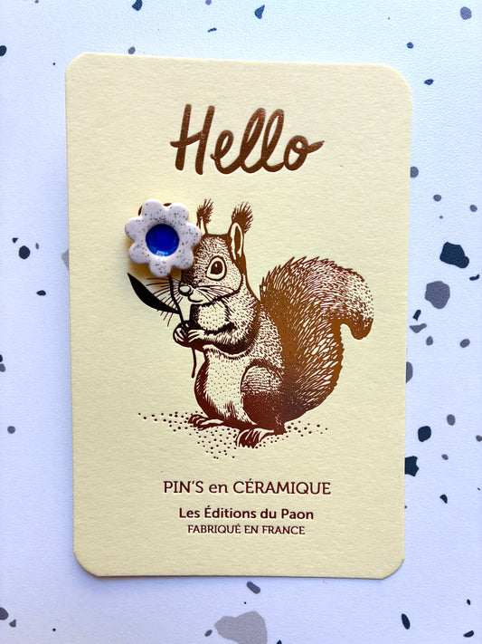 Pin’s en céramique fleur écureuil bleu