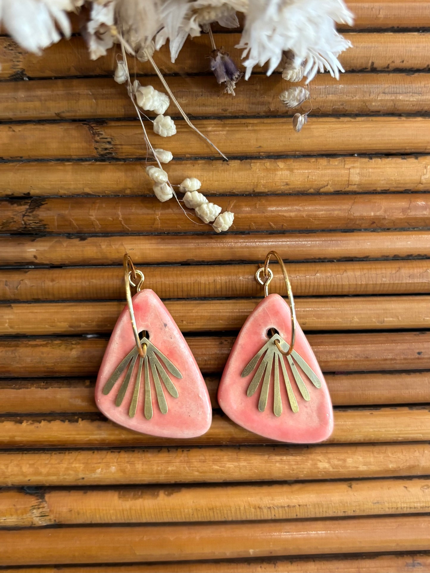Boucles d'oreilles en céramique triangle rose saumon