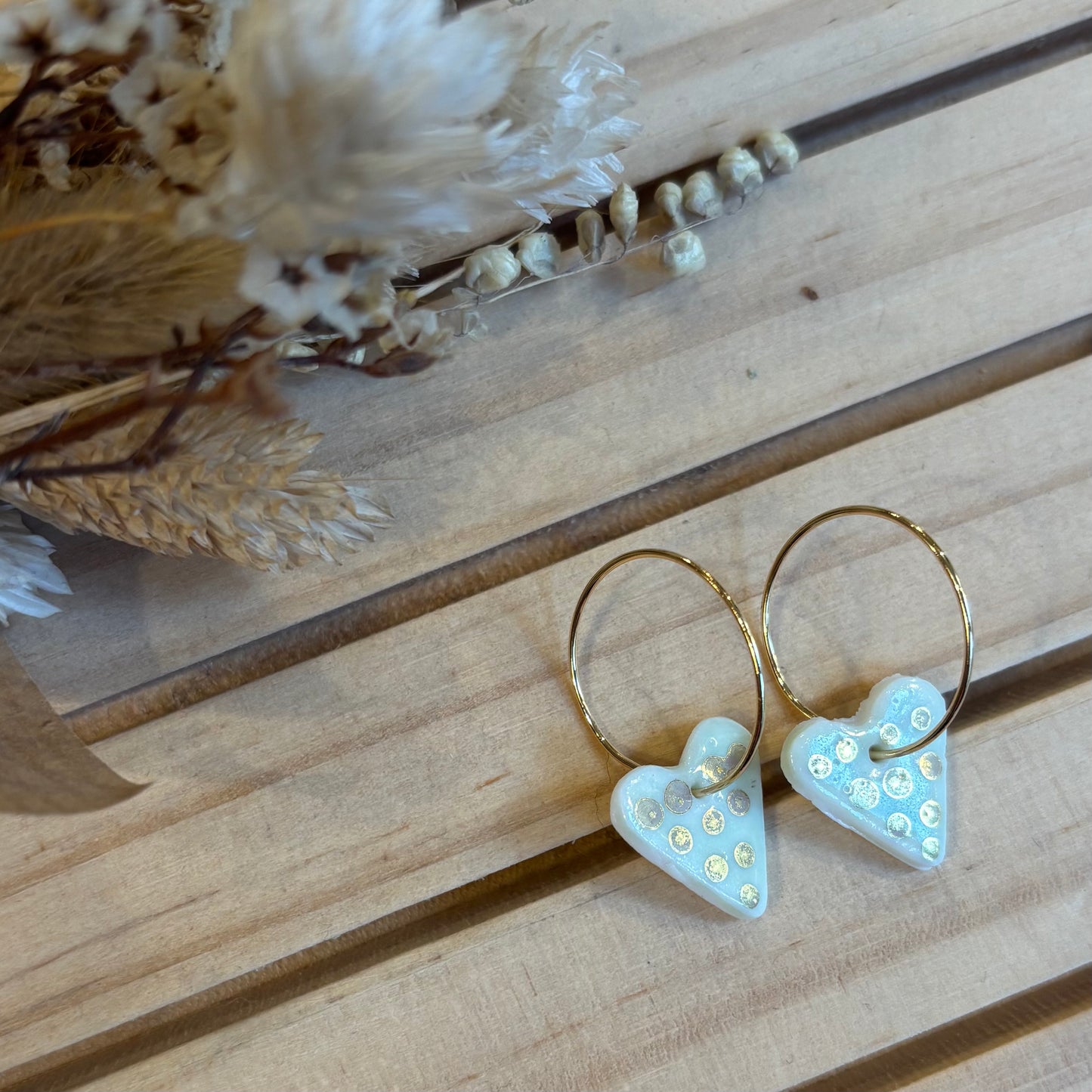 Boucles d'oreilles en céramique cœur sable et dorée