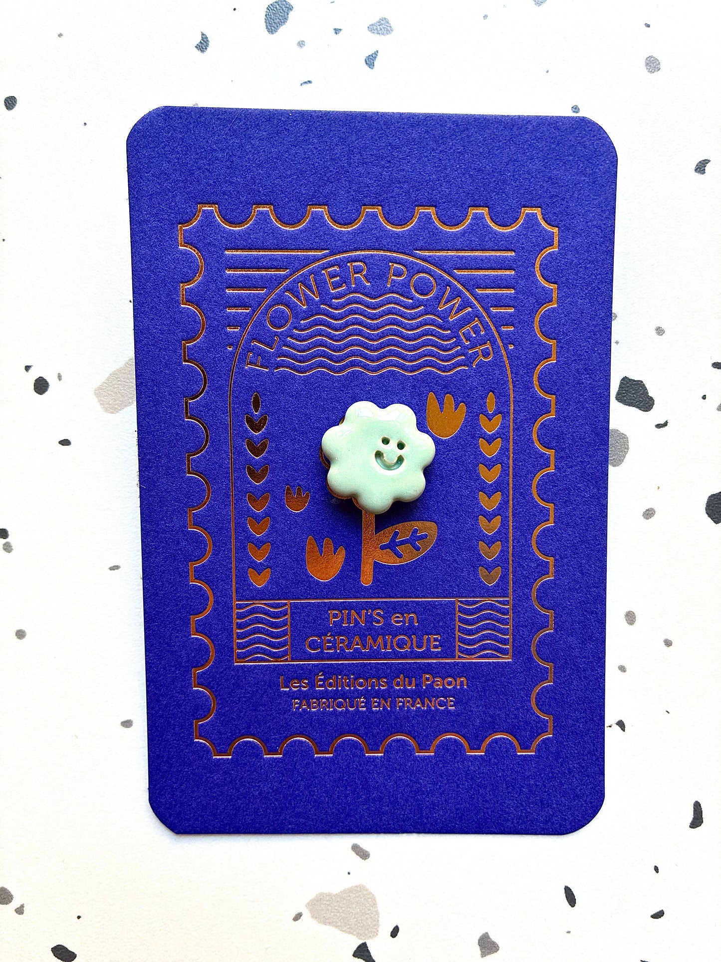 Pin’s en céramique fleur smiley vert pastel
