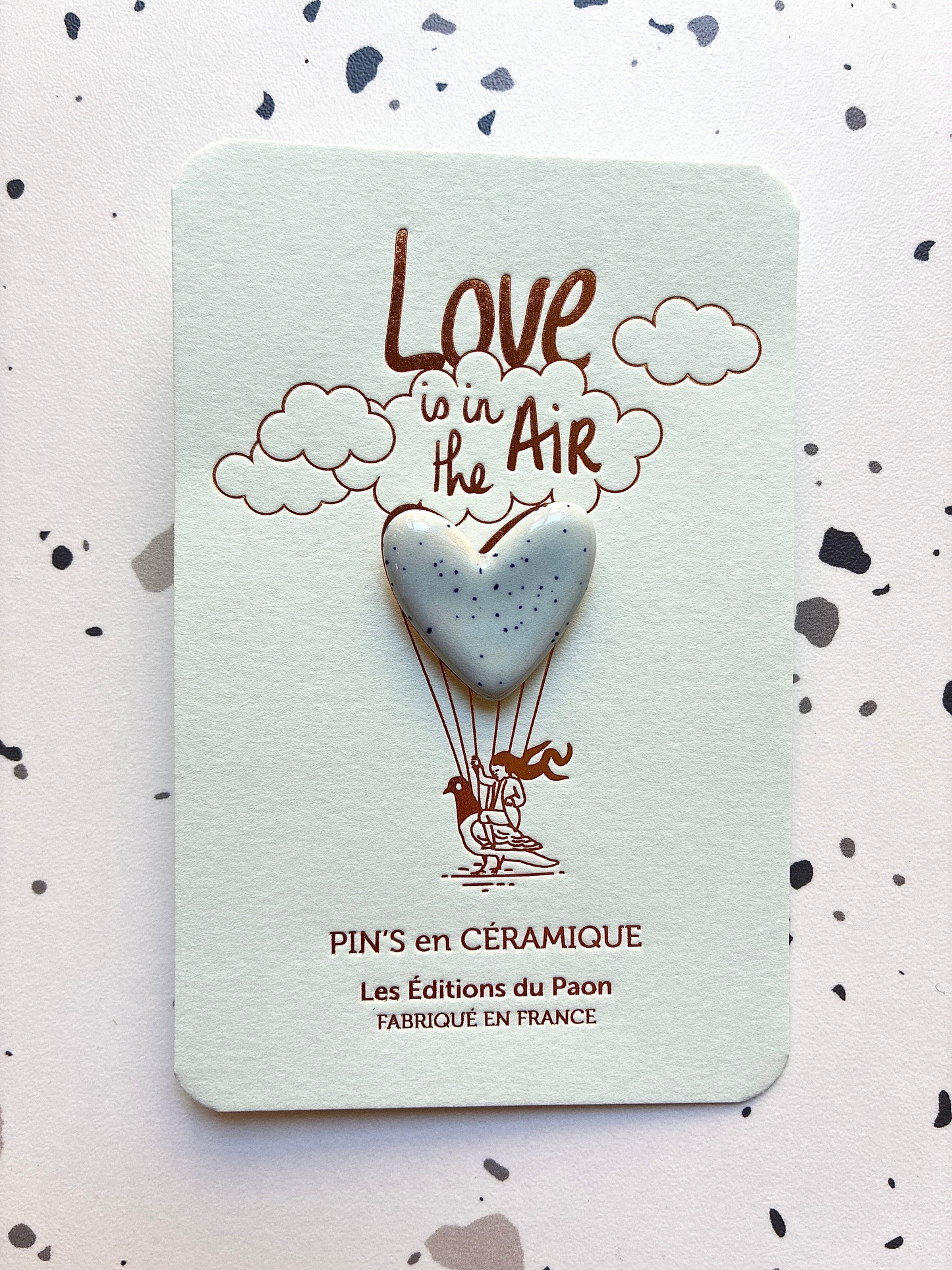 Pin’s en céramique grand cœur love is in the air bleu moucheté