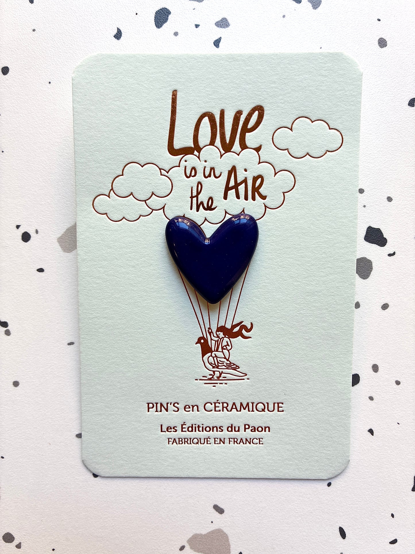 Pin’s en céramique grand cœur love is in the air bleu nuit