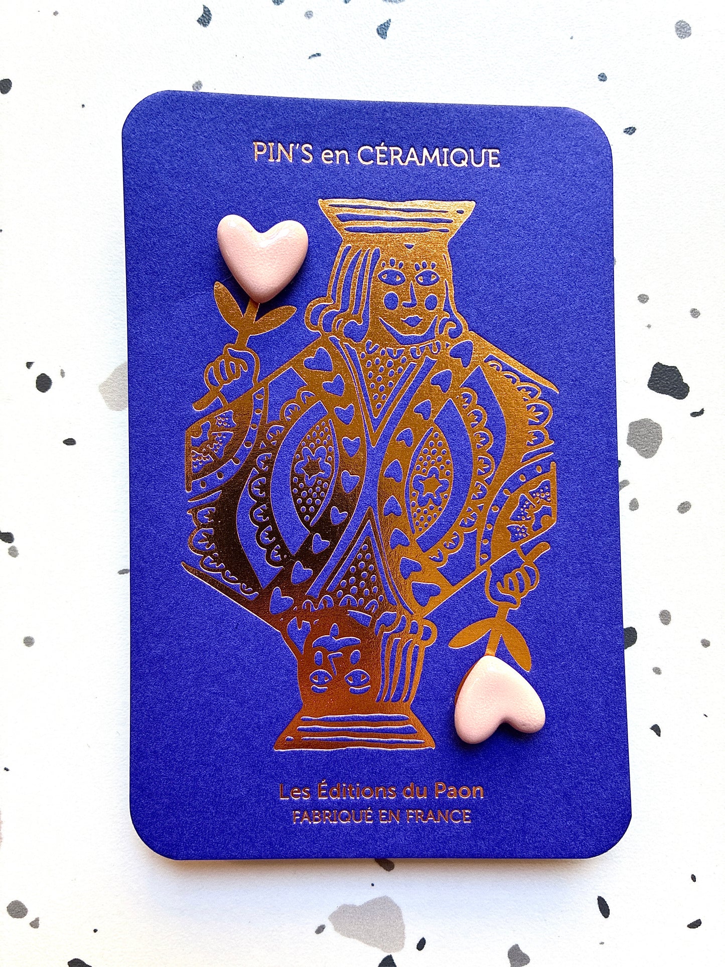 Pin’s en céramique petits cœurs carte à jouer rose pastel