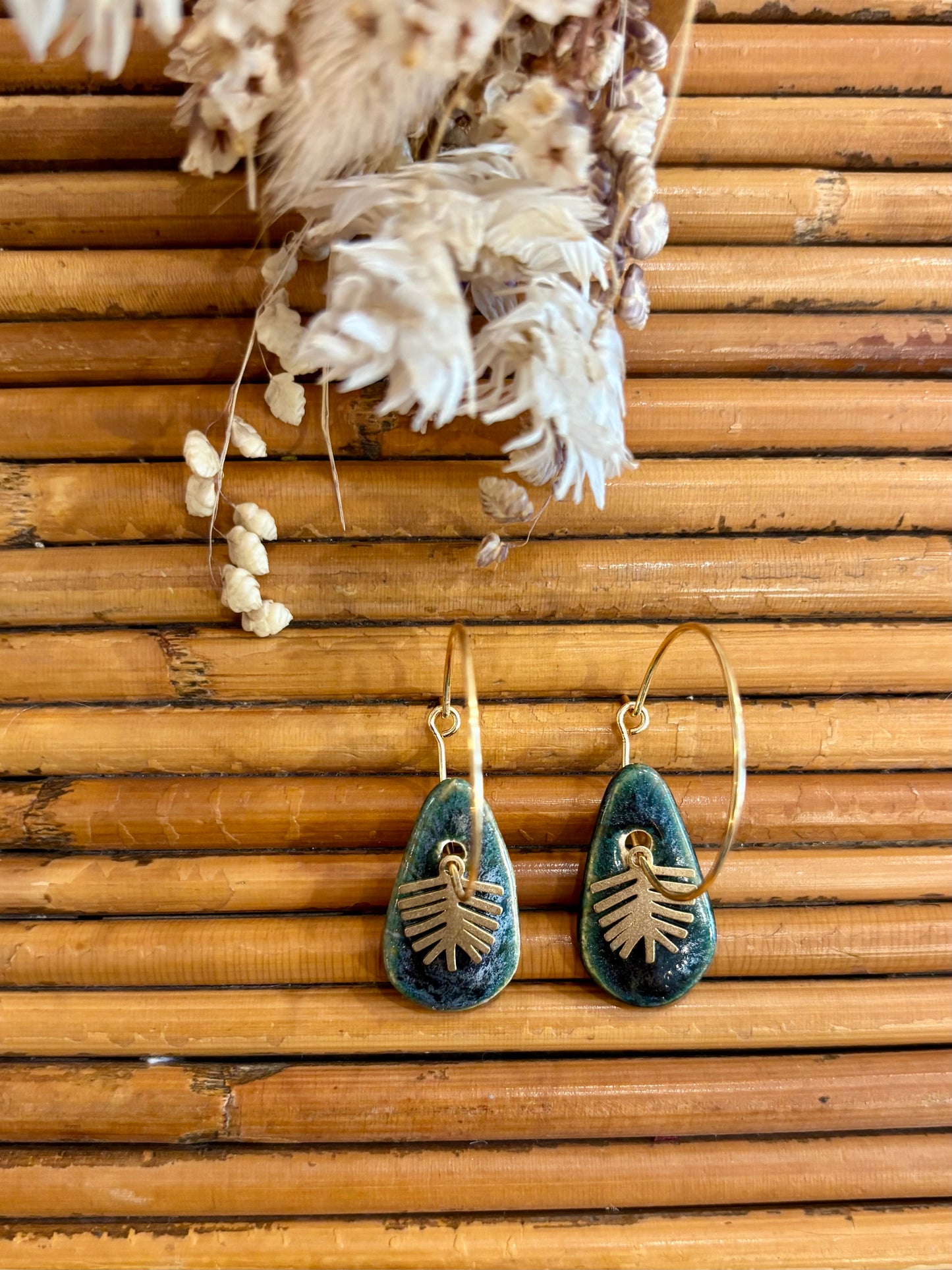Boucles d'oreilles en céramique larme vert bouteille