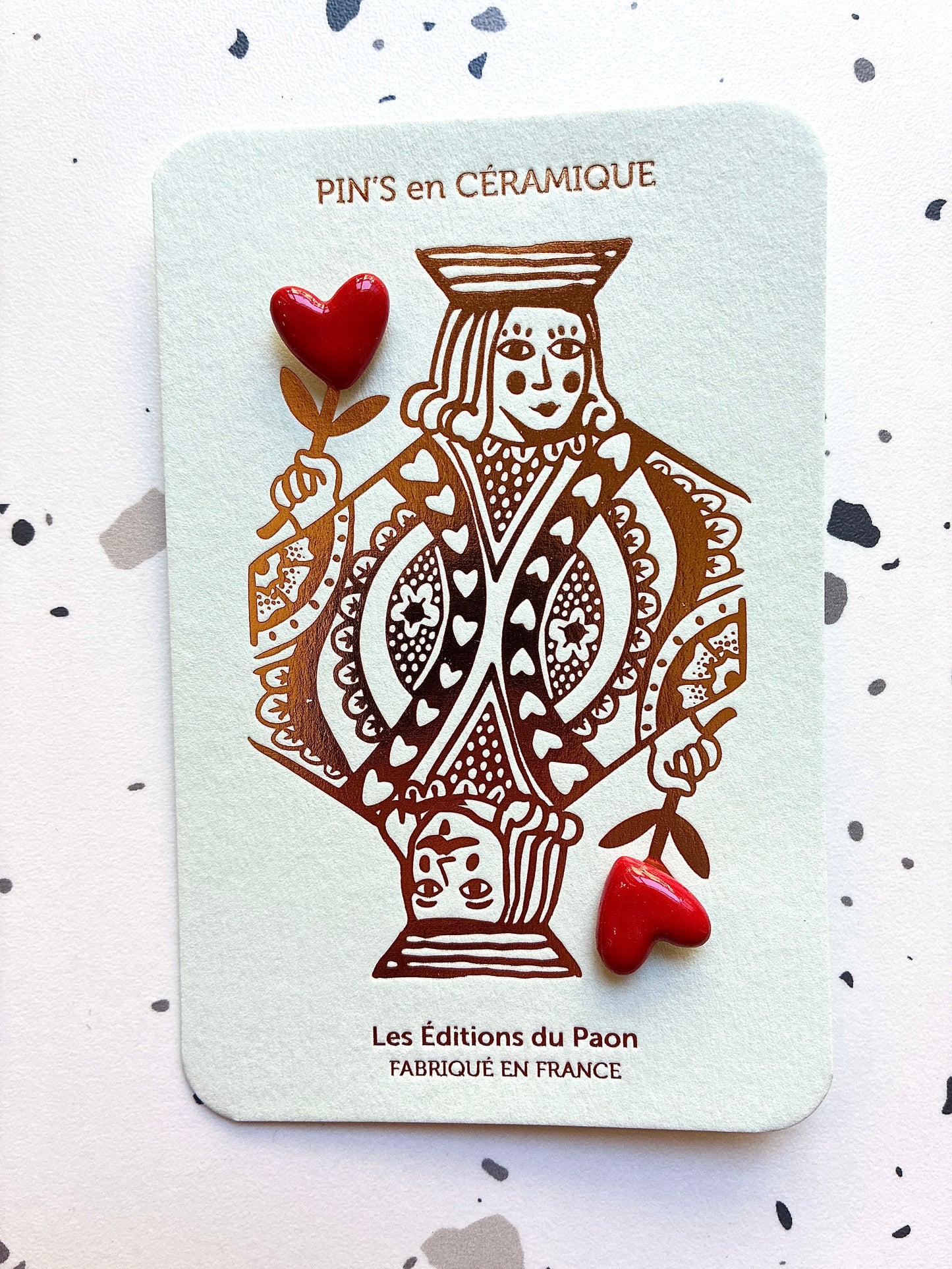 Pin’s en céramique petits cœurs carte à jouer rouge