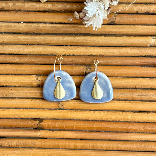 Boucles d'oreilles en céramique galet nuance bleu clair
