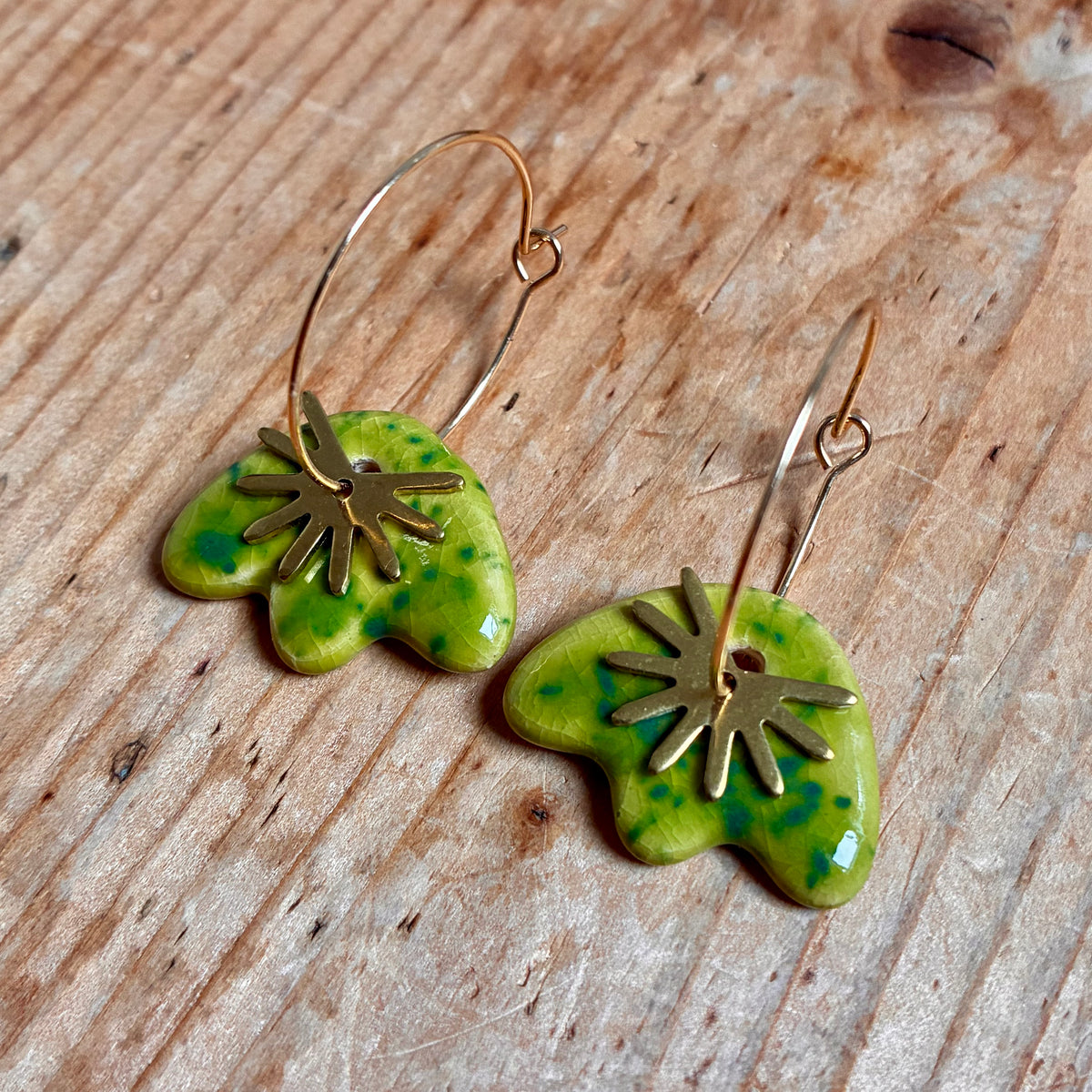 Boucles d'oreilles en céramique vagues vert moucheté