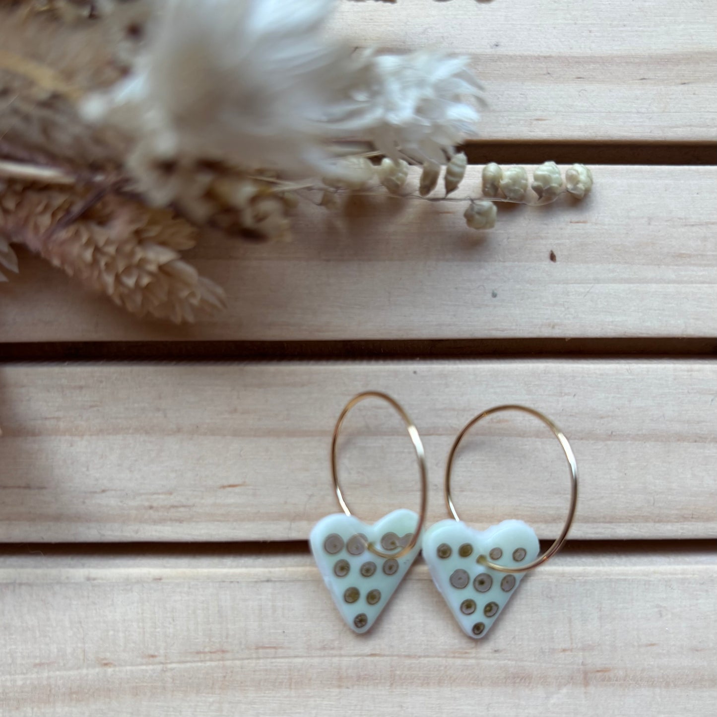 Boucles d'oreilles en céramique cœur sable et dorée