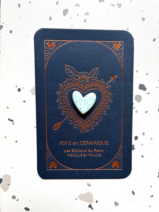 Pin’s en céramique cœur bleu moucheté