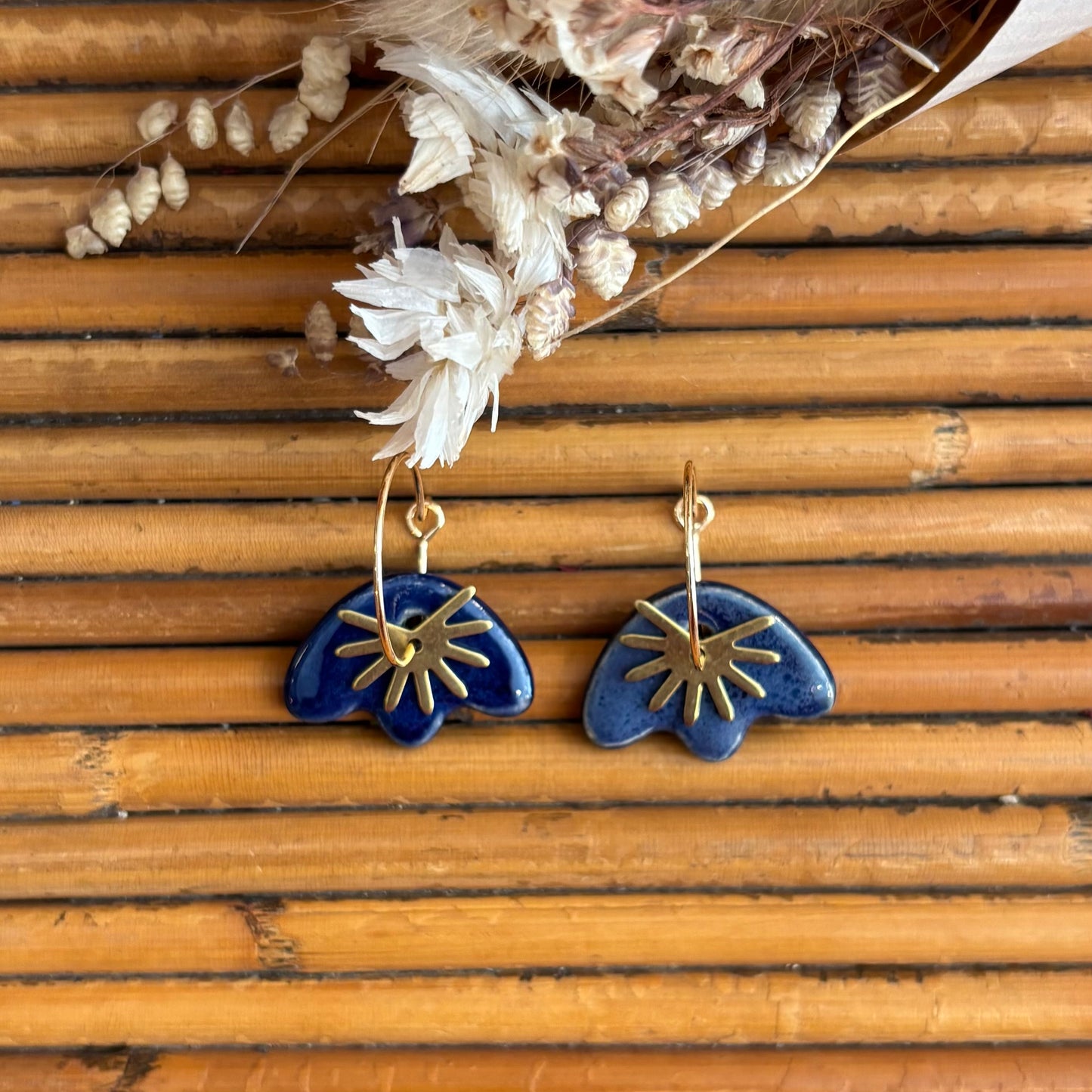 Boucles d'oreilles en céramique feuille bleu et petit soleil