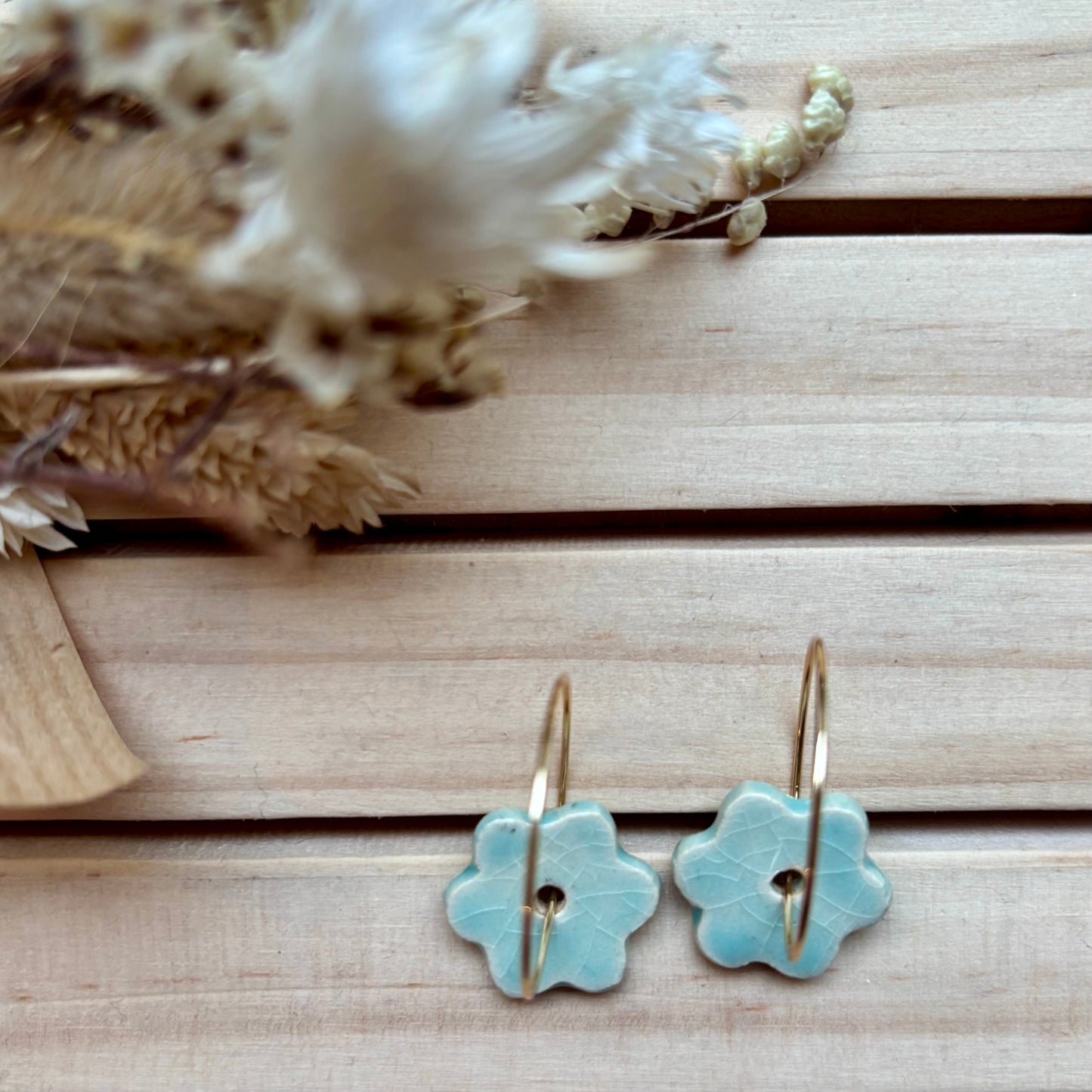Boucles d'oreilles en céramique fleurs verte pastel