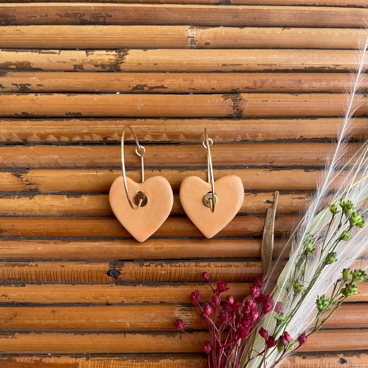 Boucles d'oreilles en céramique cœur pêche