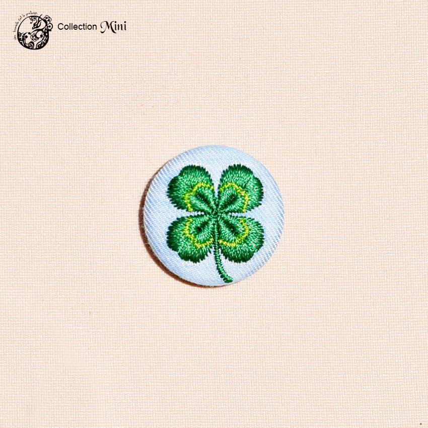 Broche Mini trèfle bleu clair