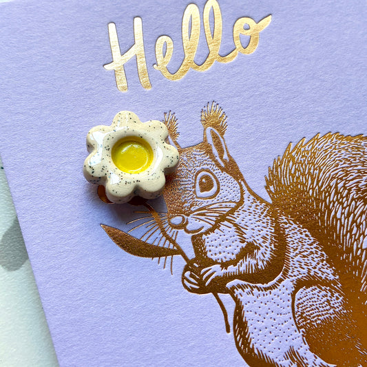 Pin’s en céramique fleur écureuil jaune