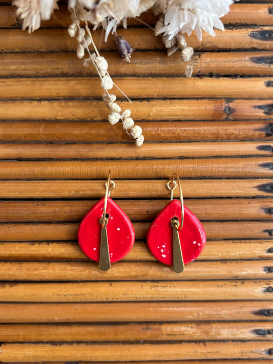 Boucles d'oreilles en céramique goutte rouge
