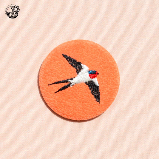Broche petit format Hirondelle rustique en vol