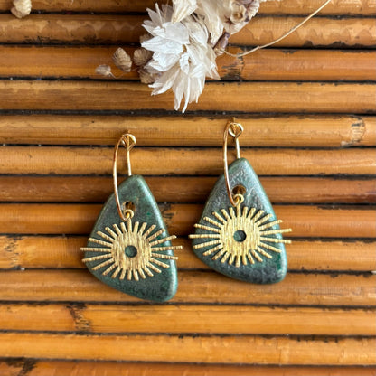 Boucles d'oreilles en céramique triangle vert et soleil