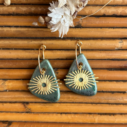 Boucles d'oreilles en céramique triangle vert et soleil