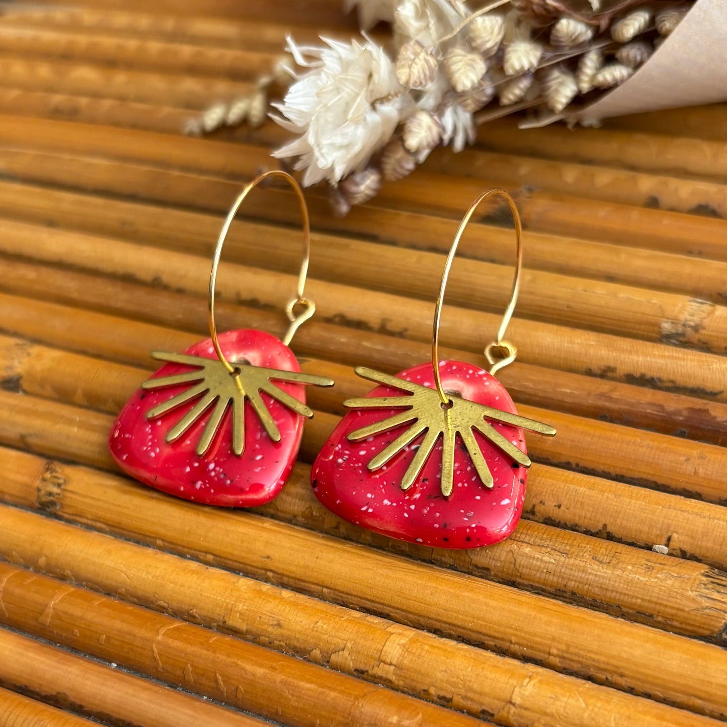 Boucles d'oreilles en céramique galet rouge et soleil
