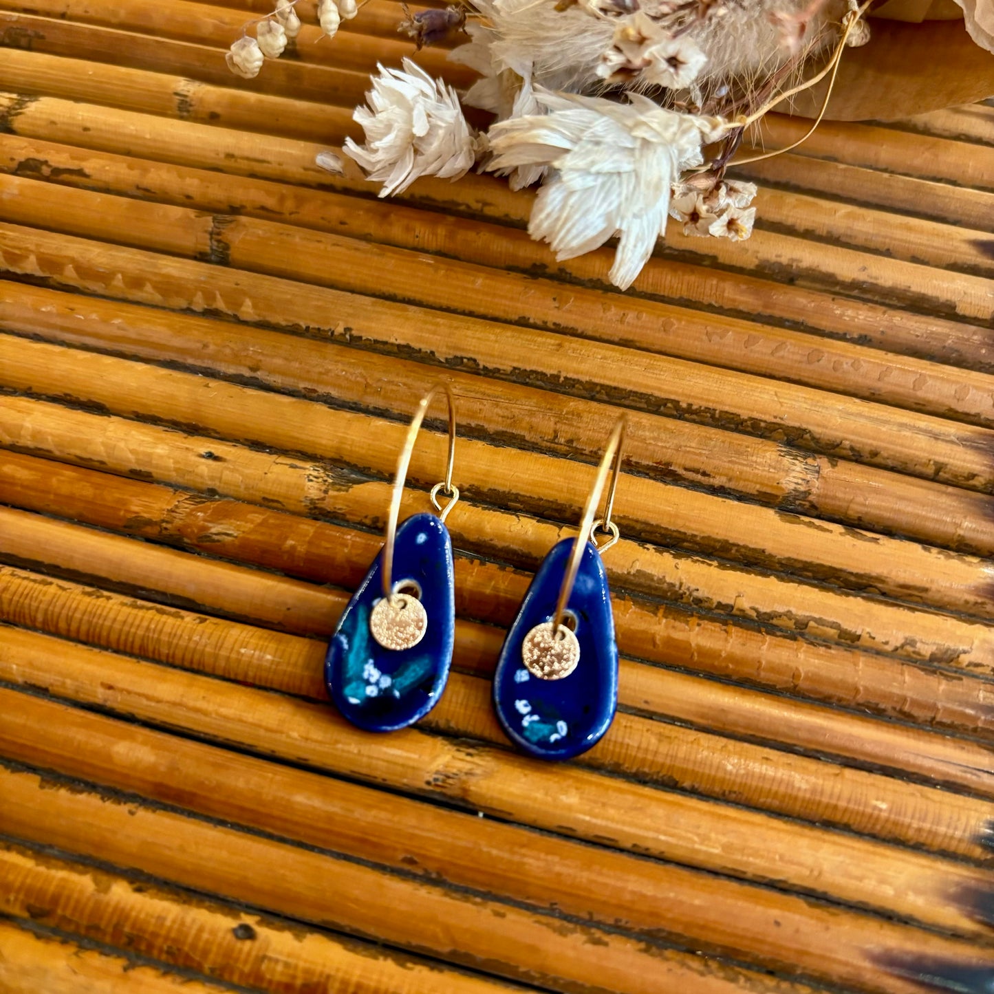 Boucles d'oreilles en céramique goutte bleu marine
