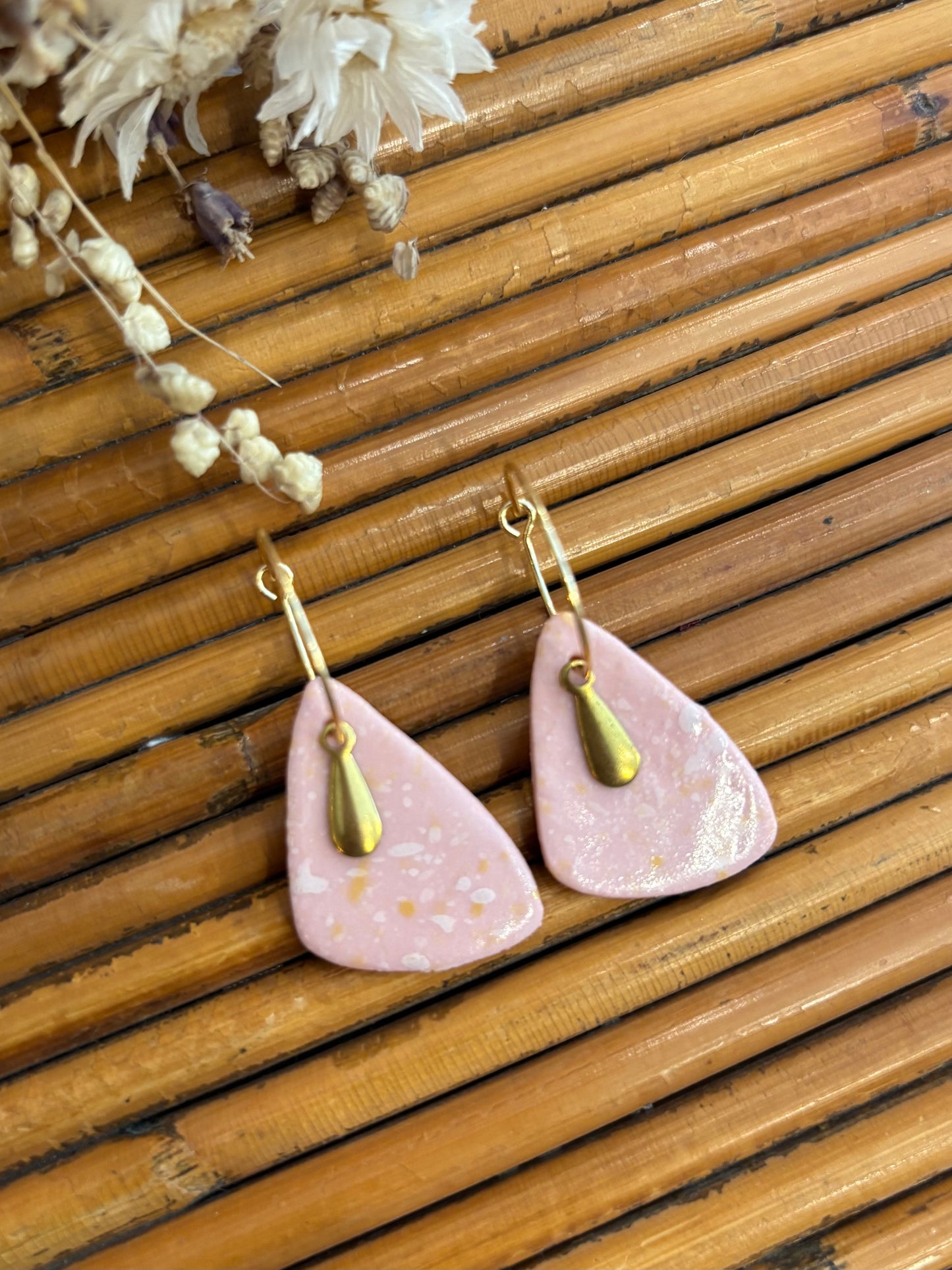 Boucles d'oreilles en céramique triangle rose pastel