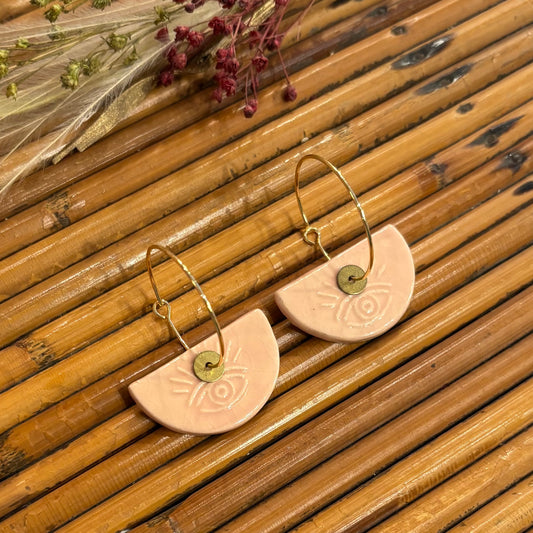 Boucles d'oreilles en céramique demie lune rose