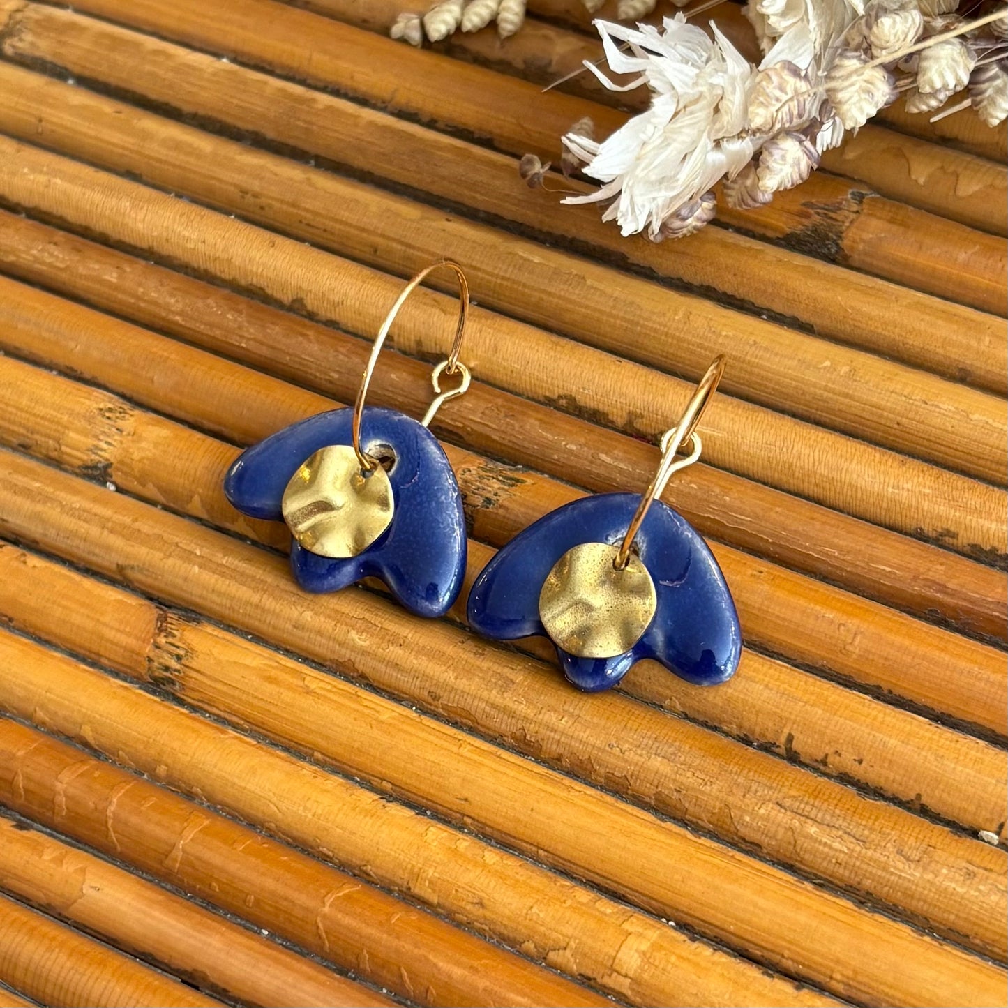 Boucles d'oreilles en céramique feuille bleu et rond doré