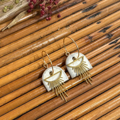 Boucles d'oreilles rayons de soleil nuances blanches grises