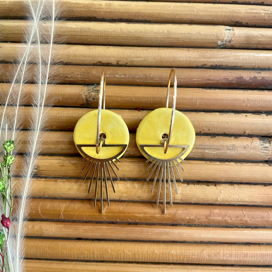 Boucles d'oreilles en céramique soleil jaune
