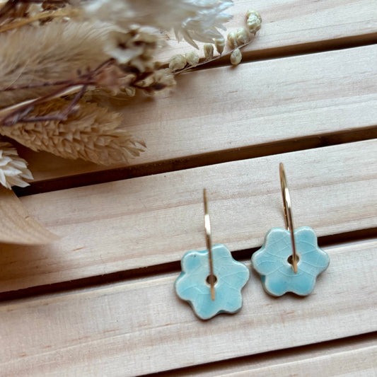 Boucles d'oreilles en céramique fleurs verte pastel