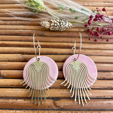 Charger l&#39;image dans la galerie, Boucles d&#39;oreilles en céramique méduse rose pastel
