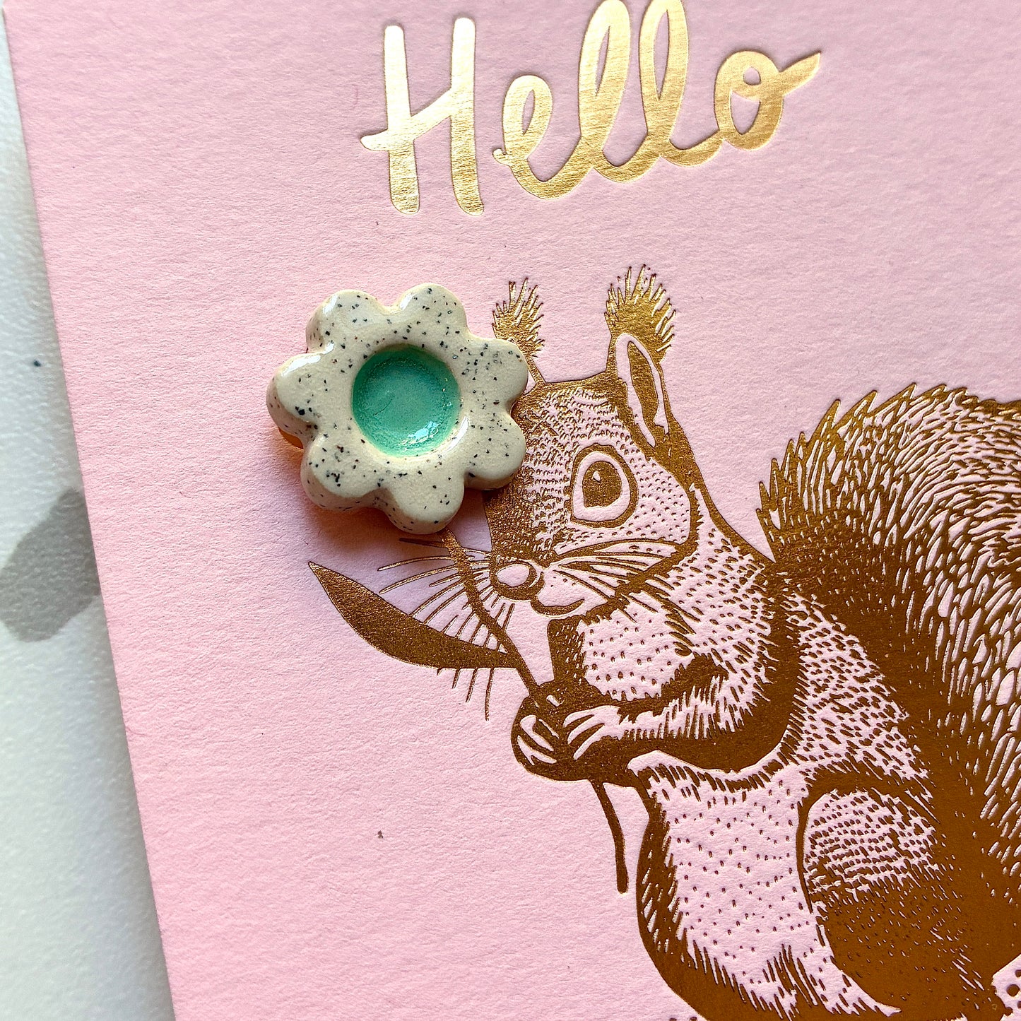 Pin’s en céramique fleur écureuil vert d’eau