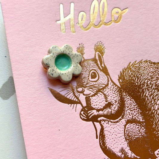 Pin’s en céramique fleur écureuil vert d’eau