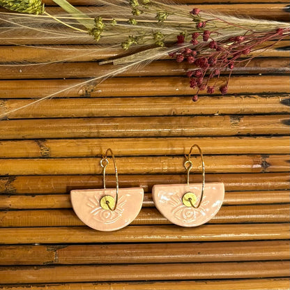 Boucles d'oreilles en céramique demie lune rose