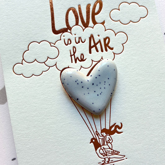Pin’s en céramique grand cœur love is in the air bleu moucheté