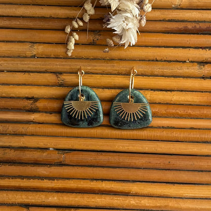 Boucles d'oreilles en céramique galet vert et éventail doré