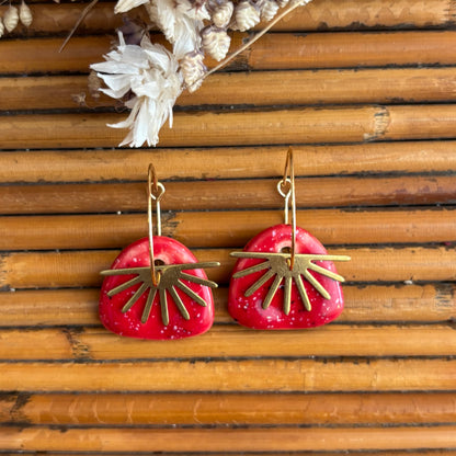Boucles d'oreilles en céramique galet rouge et soleil