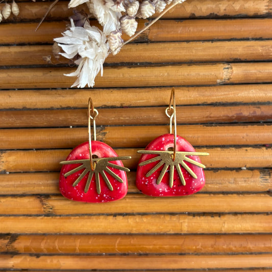 Boucles d'oreilles en céramique galet rouge et soleil
