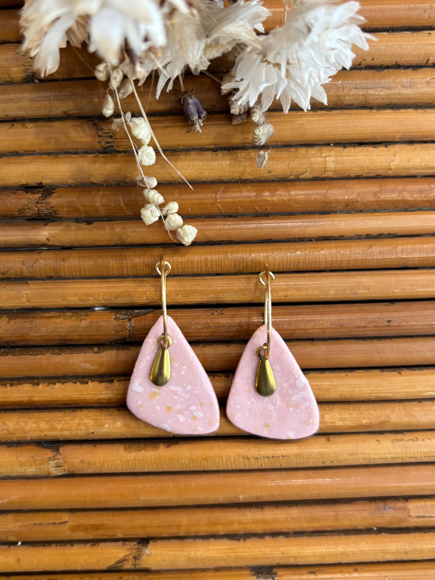 Boucles d'oreilles en céramique triangle rose pastel