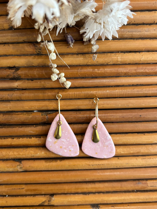 Boucles d'oreilles en céramique triangle rose pastel
