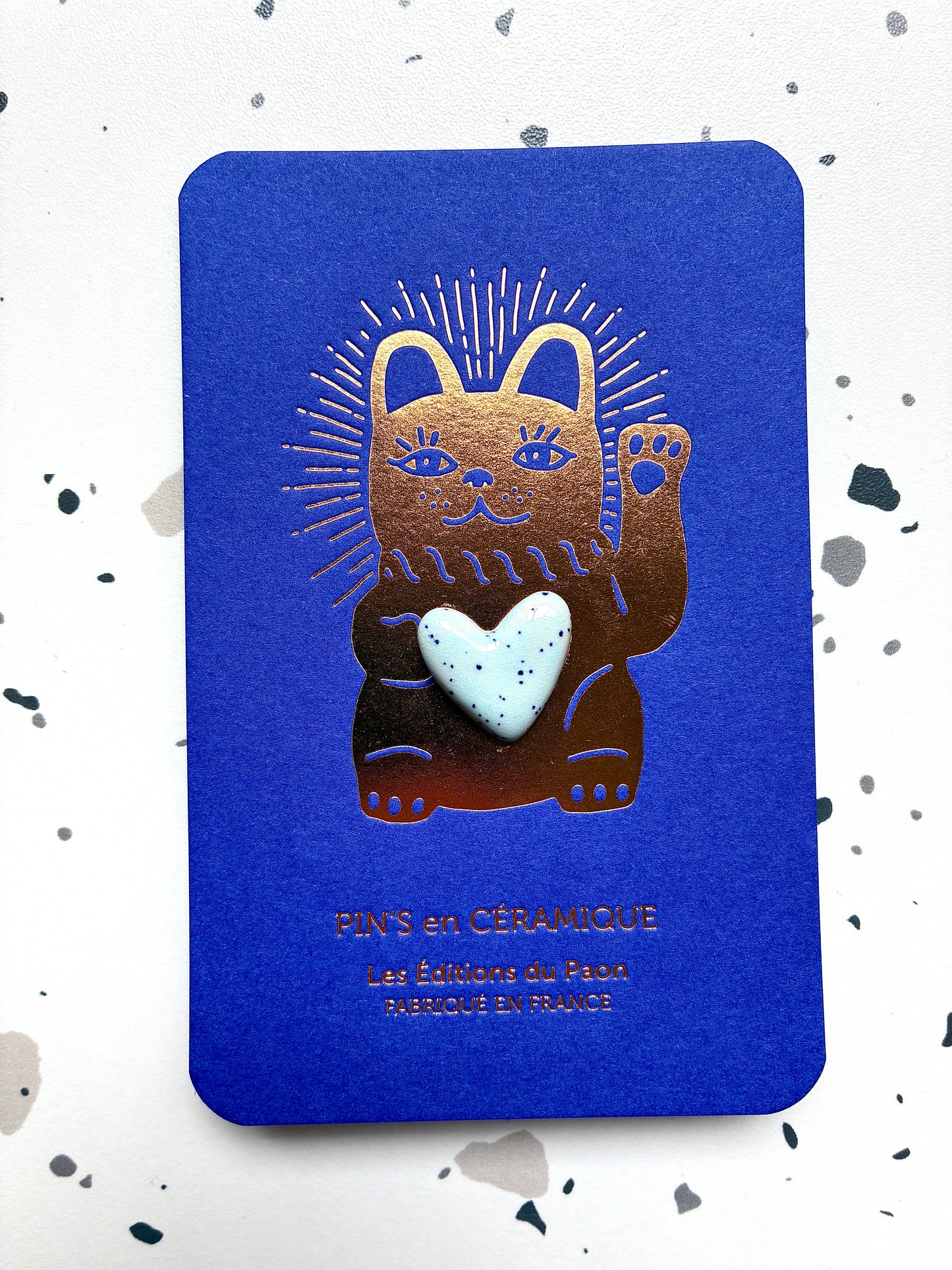 Pin’s en céramique cœur lucky cat bleu moucheté