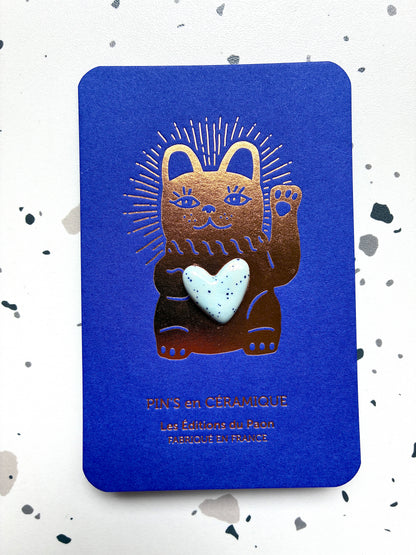 Pin’s en céramique cœur lucky cat bleu moucheté