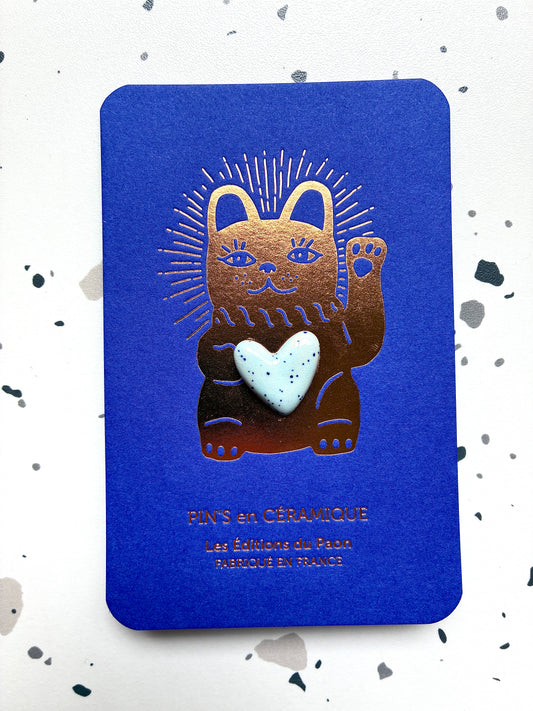 Pin’s en céramique cœur lucky cat bleu moucheté