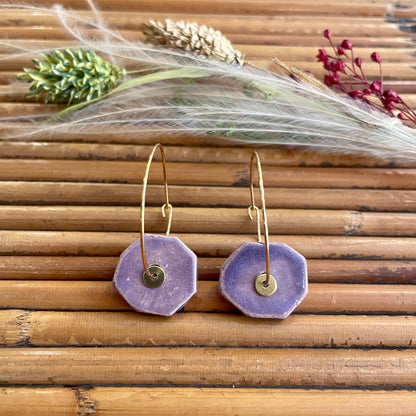 Boucles d'oreilles en céramique hexagone parme